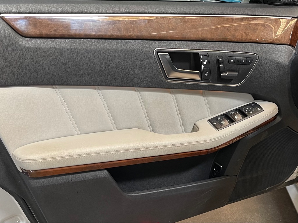 Photo 8 of this MERCEDES-BENZ E-CLASS
