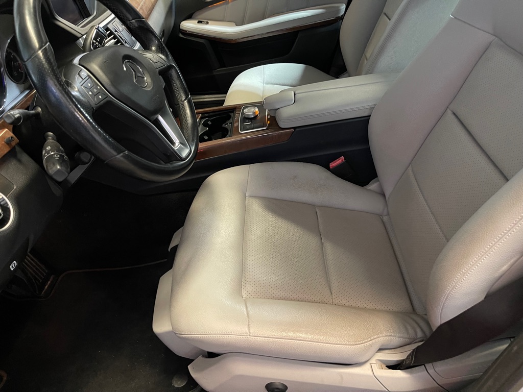 Photo 10 of this MERCEDES-BENZ E-CLASS