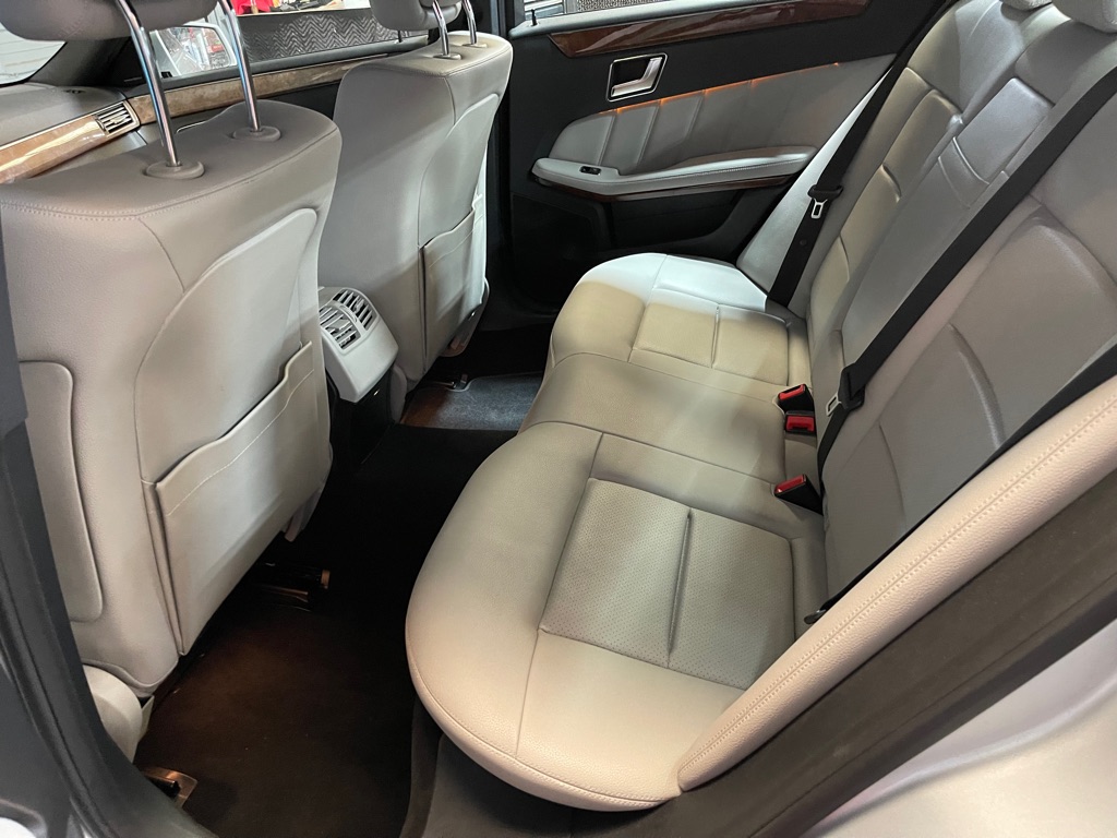 Photo 17 of this MERCEDES-BENZ E-CLASS
