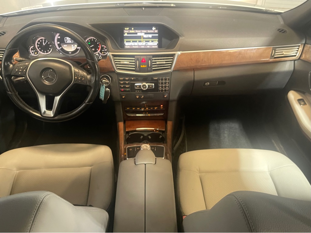 Photo 14 of this MERCEDES-BENZ E-CLASS