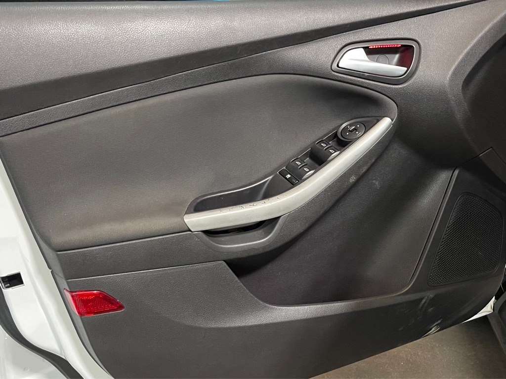 Photo 9 of this FORD FOCUS