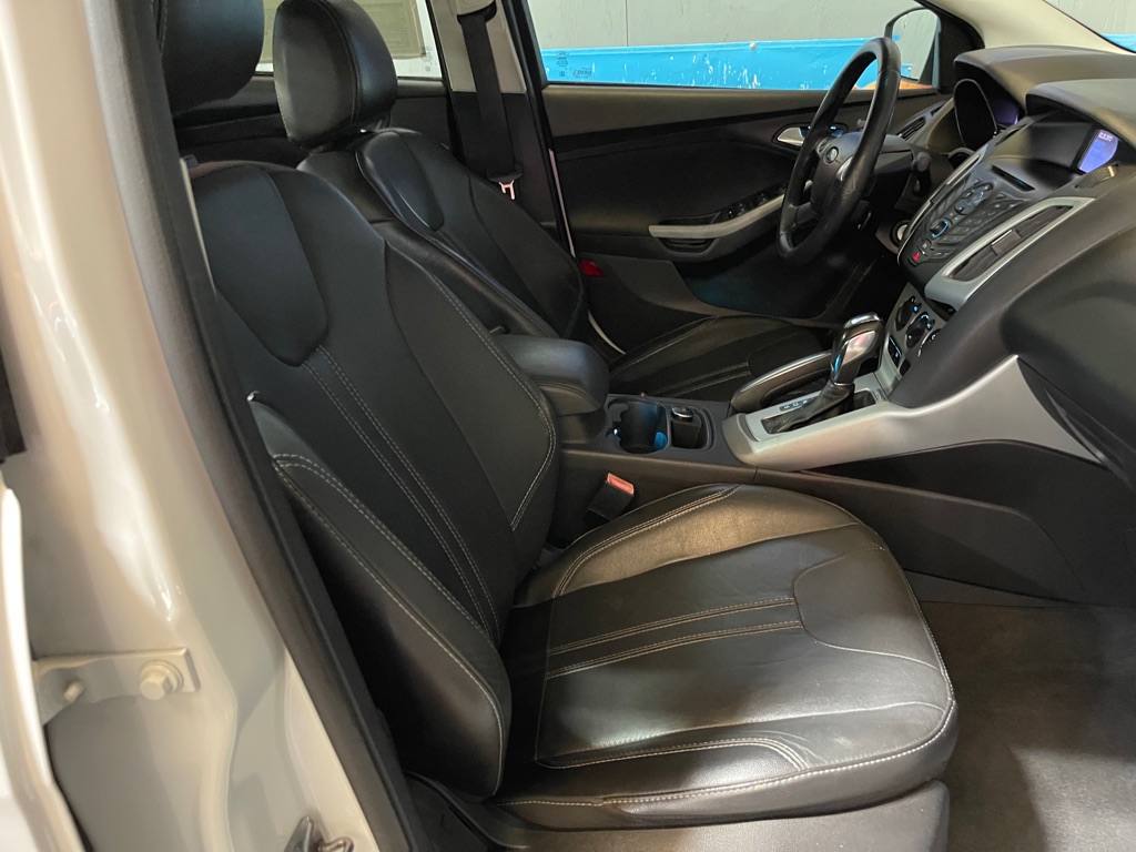 Photo 17 of this FORD FOCUS