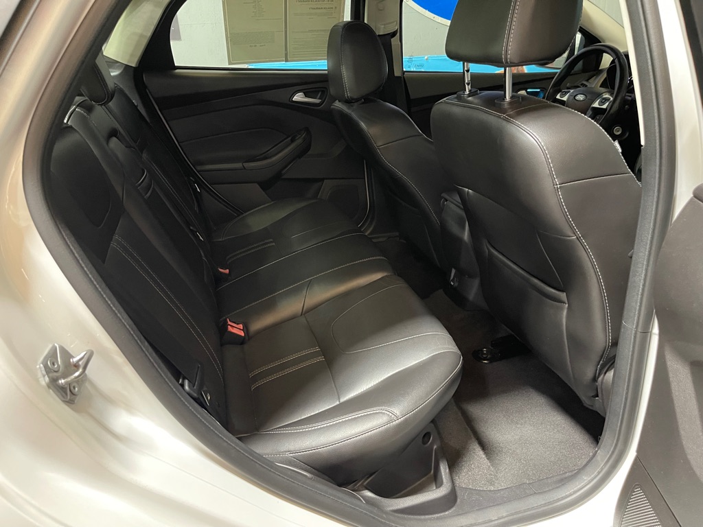 Photo 19 of this FORD FOCUS