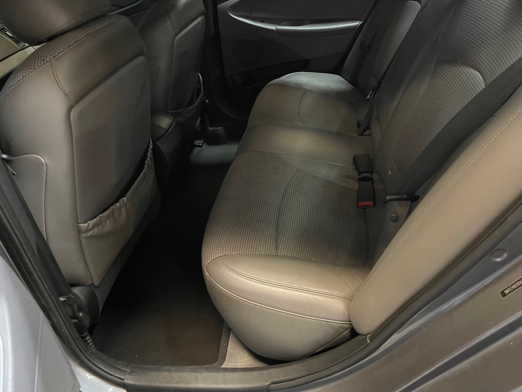 Photo 18 of this HYUNDAI SONATA