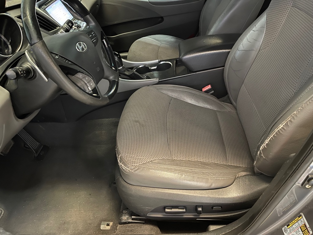 Photo 10 of this HYUNDAI SONATA