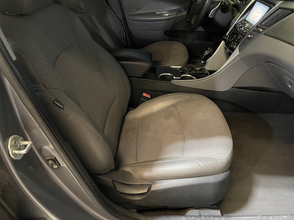 Photo 17 of this HYUNDAI SONATA
