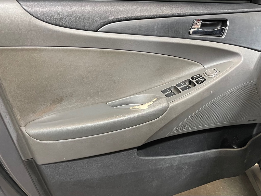 Photo 9 of this HYUNDAI SONATA