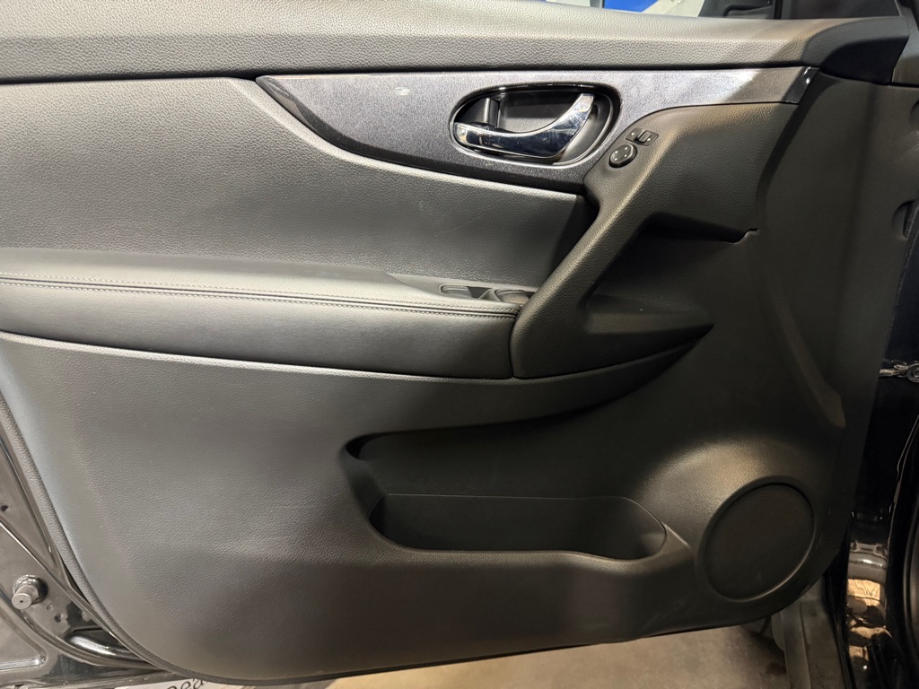 Photo 9 of this NISSAN ROGUE