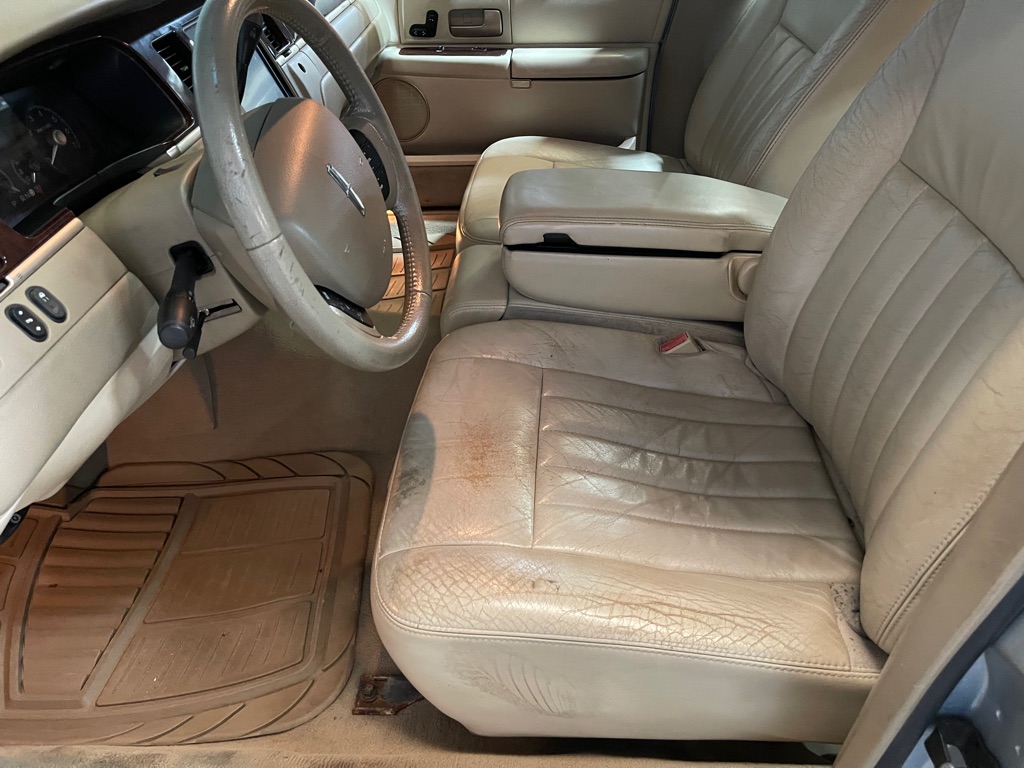 Photo 10 of this LINCOLN TOWN CAR