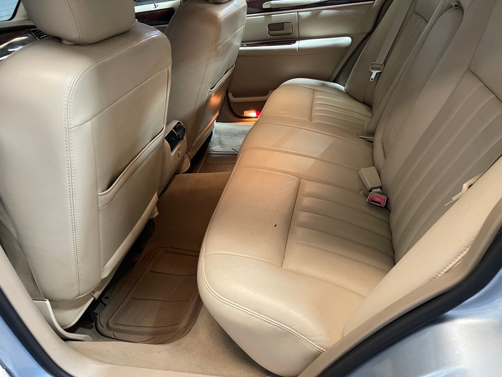 Photo 11 of this LINCOLN TOWN CAR