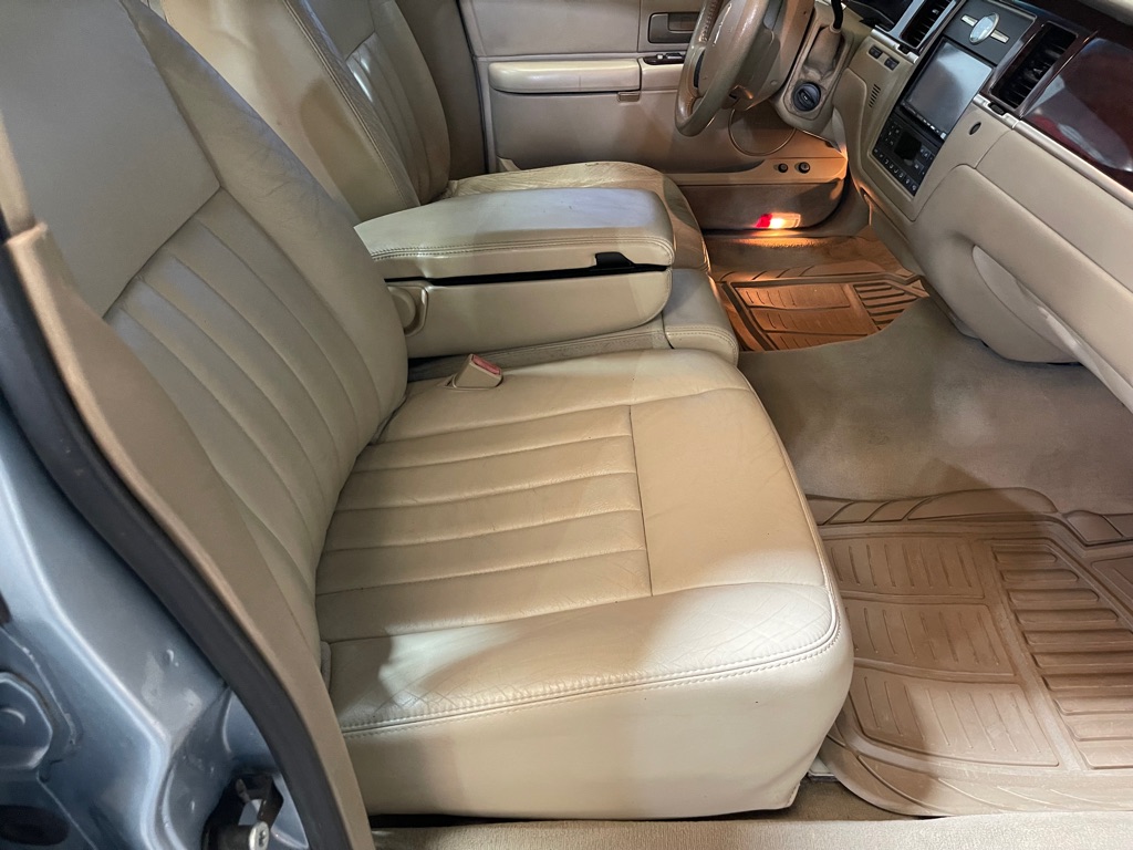 Photo 13 of this LINCOLN TOWN CAR