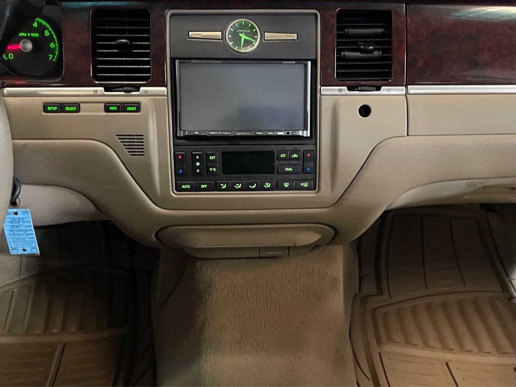 Photo 17 of this LINCOLN TOWN CAR