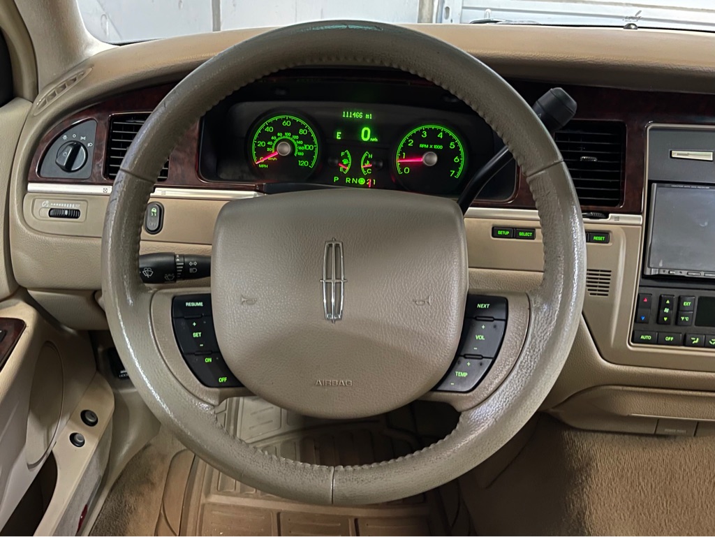 Photo 16 of this LINCOLN TOWN CAR