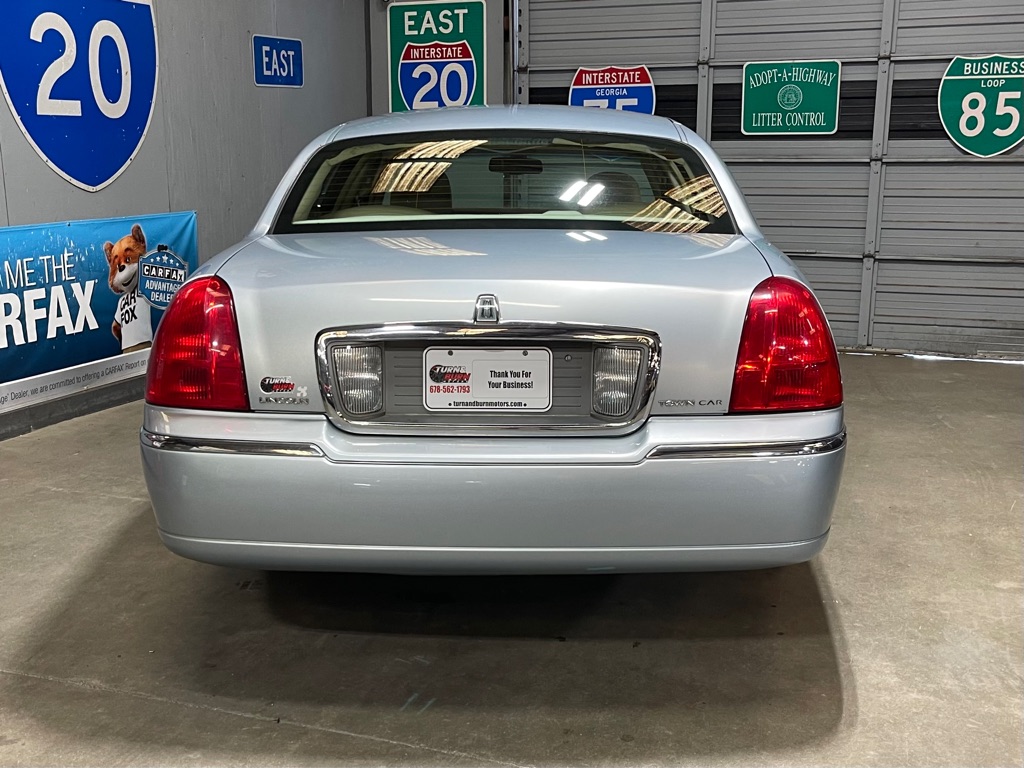Photo 6 of this LINCOLN TOWN CAR
