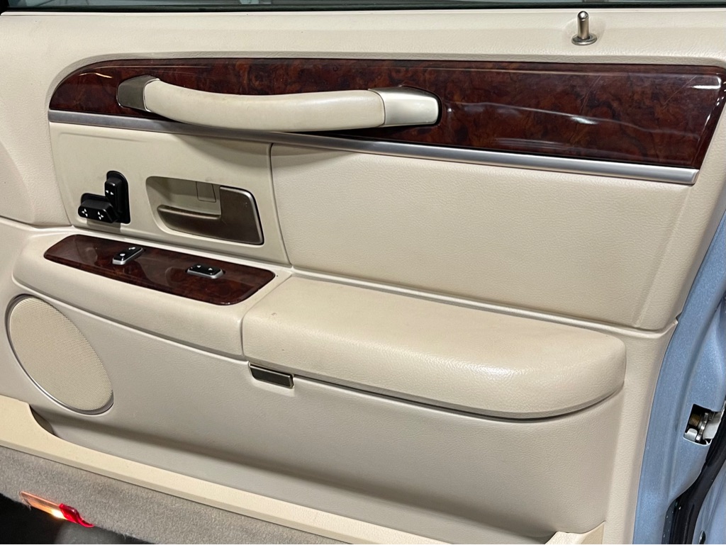 Photo 12 of this LINCOLN TOWN CAR