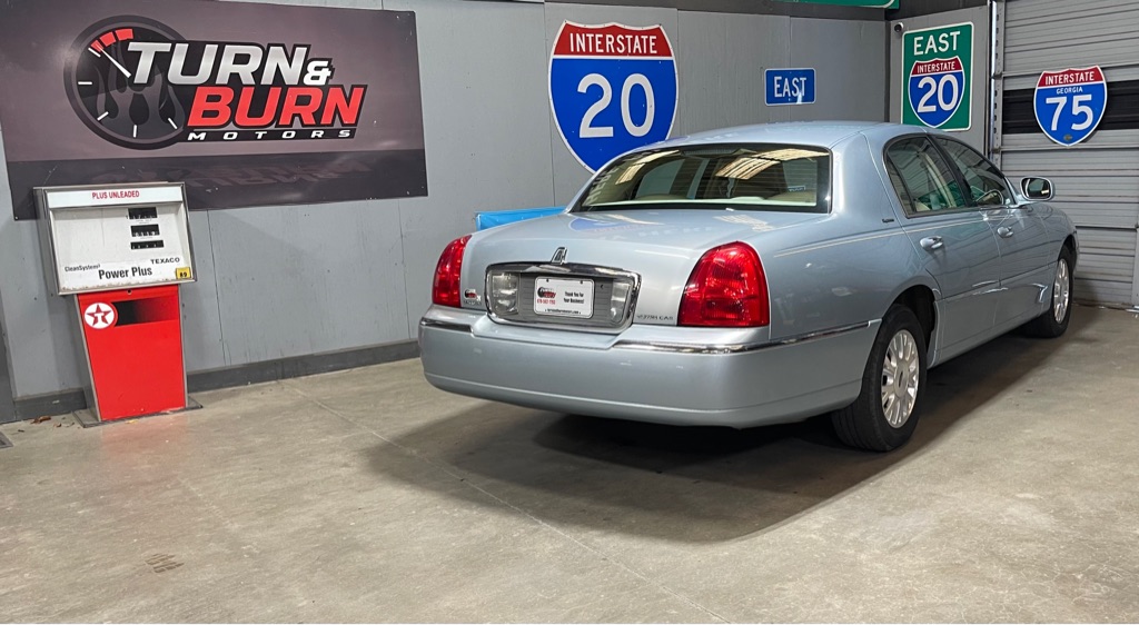 Photo 4 of this LINCOLN TOWN CAR