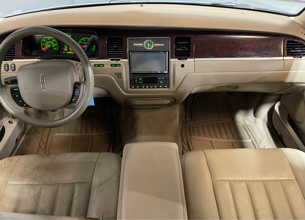 Photo 18 of this LINCOLN TOWN CAR