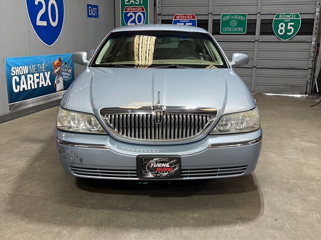 Photo 2 of this LINCOLN TOWN CAR
