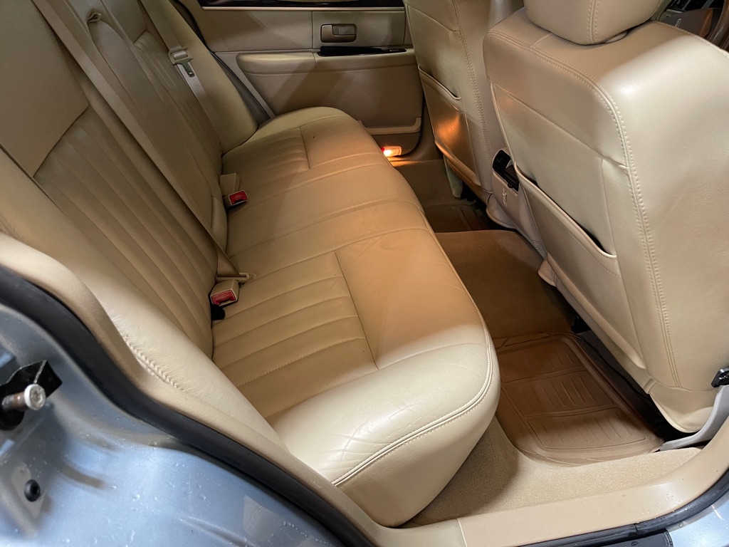 Photo 14 of this LINCOLN TOWN CAR