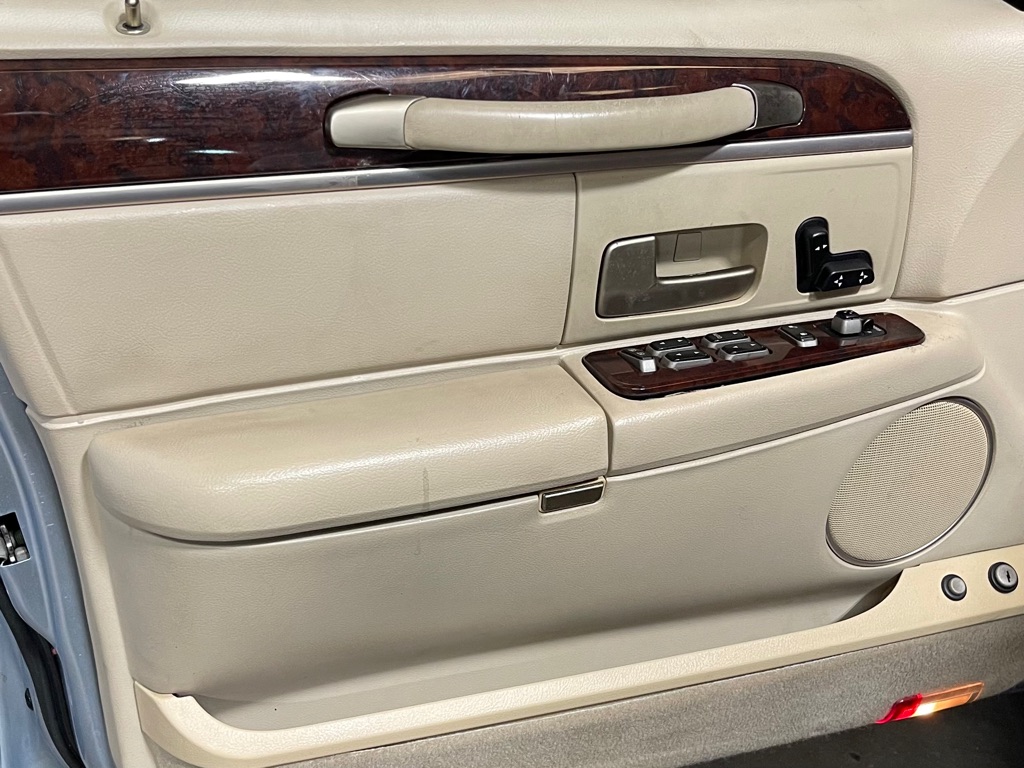 Photo 9 of this LINCOLN TOWN CAR
