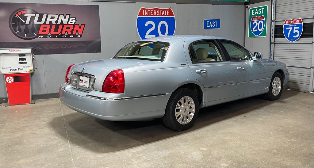 Photo 5 of this LINCOLN TOWN CAR