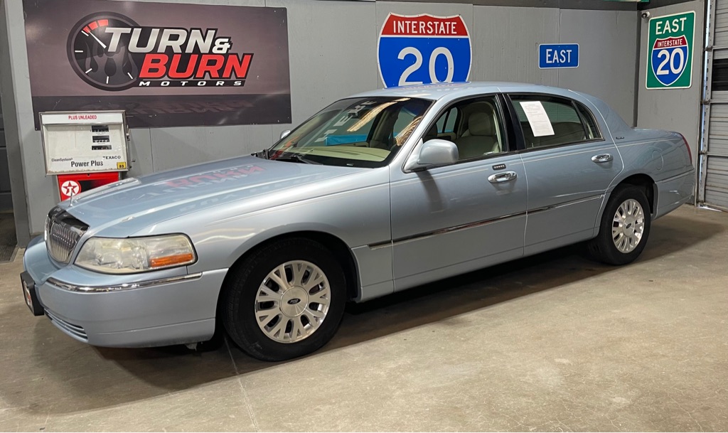 Photo 3 of this LINCOLN TOWN CAR