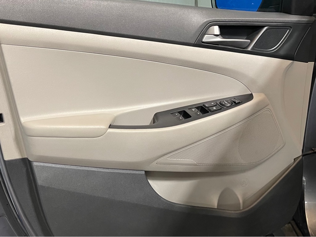 Photo 9 of this HYUNDAI TUCSON