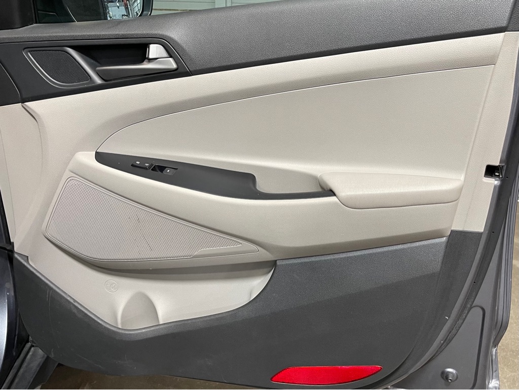 Photo 16 of this HYUNDAI TUCSON