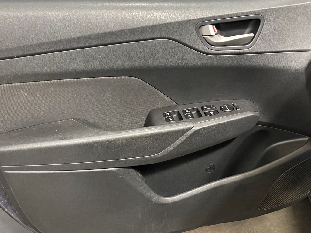Photo 9 of this HYUNDAI ACCENT