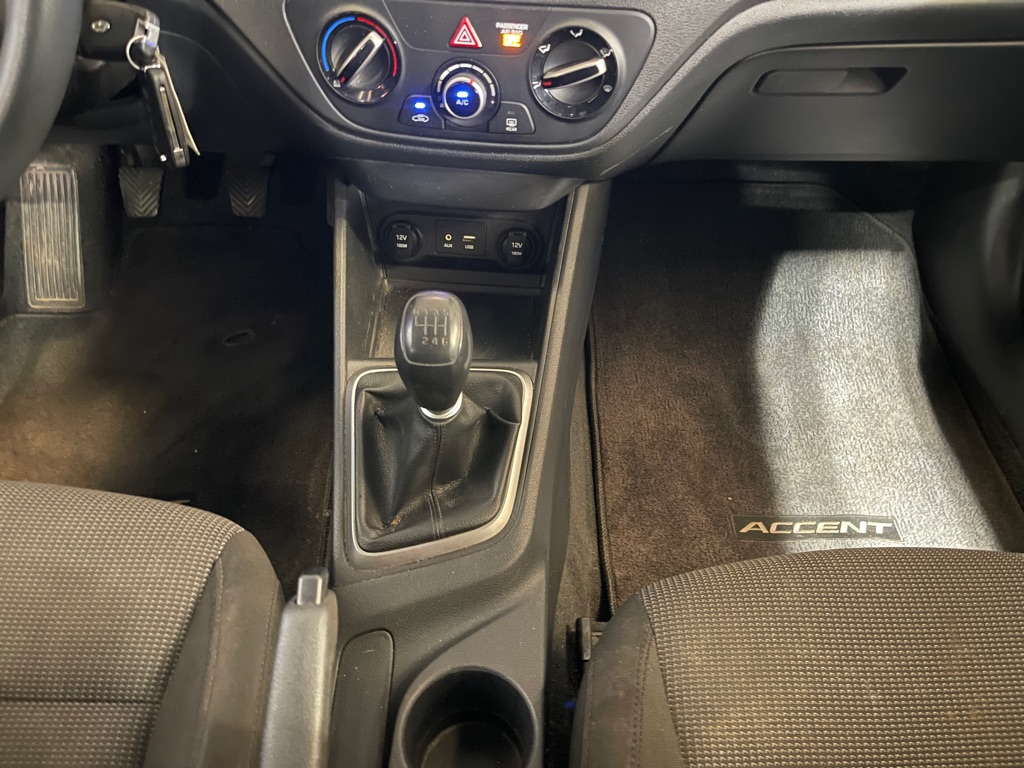 Photo 13 of this HYUNDAI ACCENT