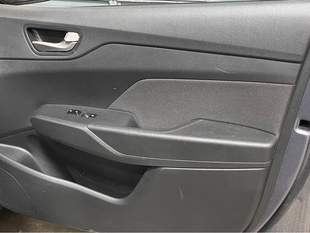 Photo 15 of this HYUNDAI ACCENT