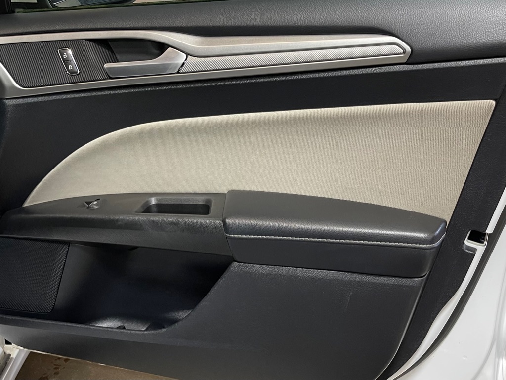 Photo 16 of this FORD FUSION HYBRID