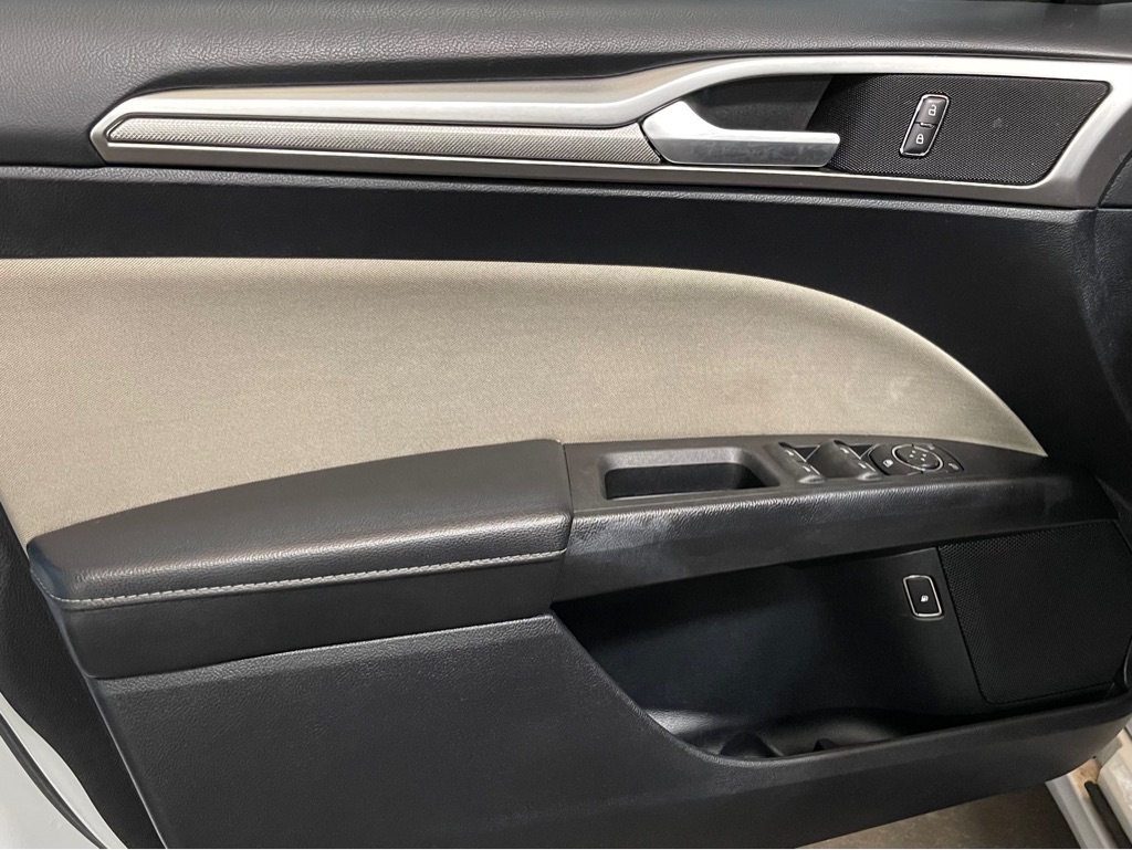 Photo 9 of this FORD FUSION HYBRID