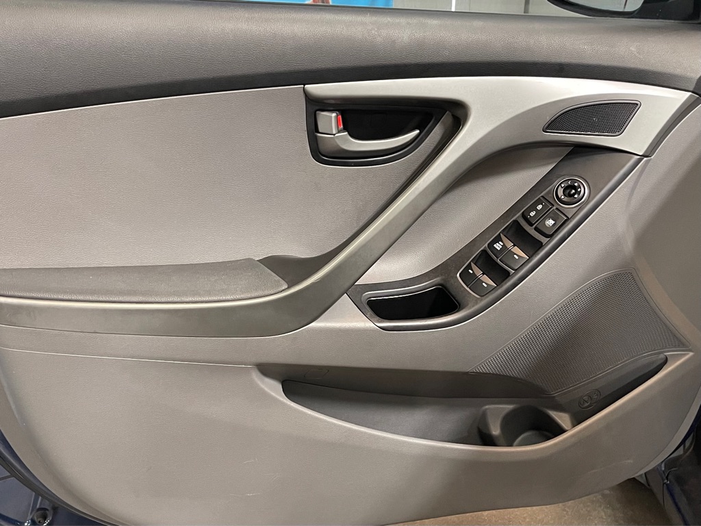 Photo 9 of this HYUNDAI ELANTRA