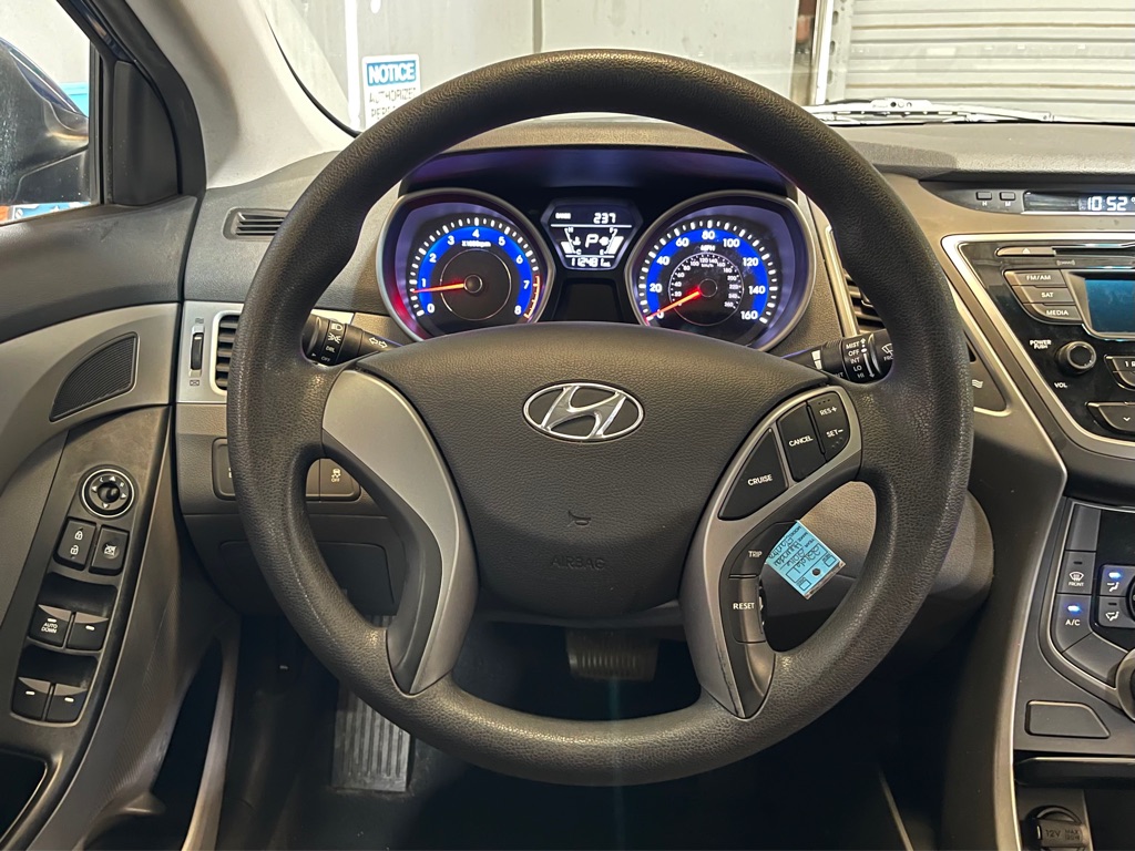 Photo 12 of this HYUNDAI ELANTRA