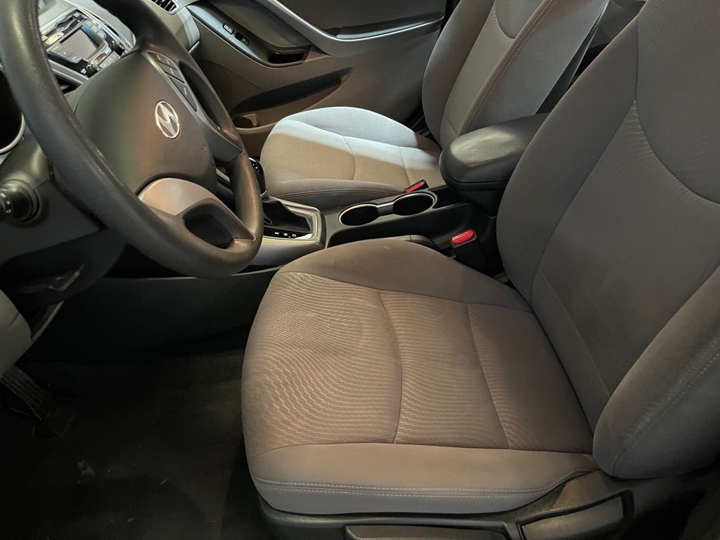 Photo 10 of this HYUNDAI ELANTRA