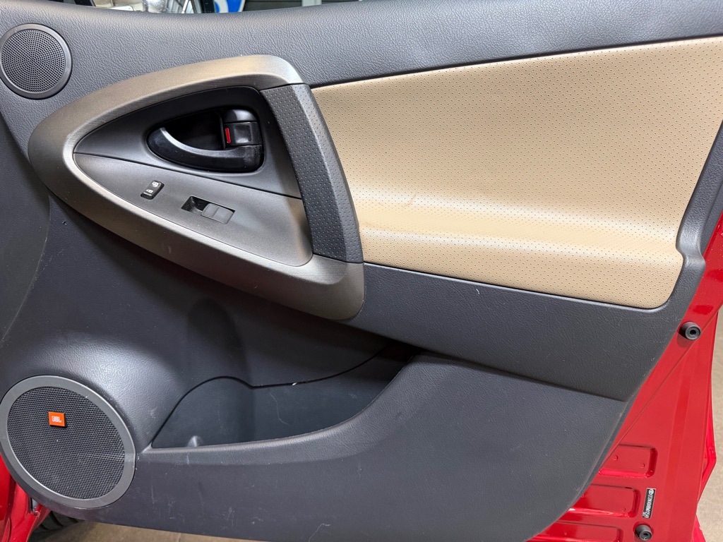 Photo 16 of this TOYOTA RAV4