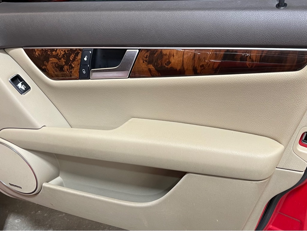 Photo 16 of this MERCEDES-BENZ C-CLASS
