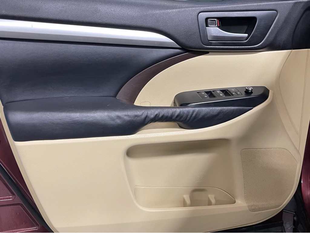 Photo 9 of this TOYOTA HIGHLANDER