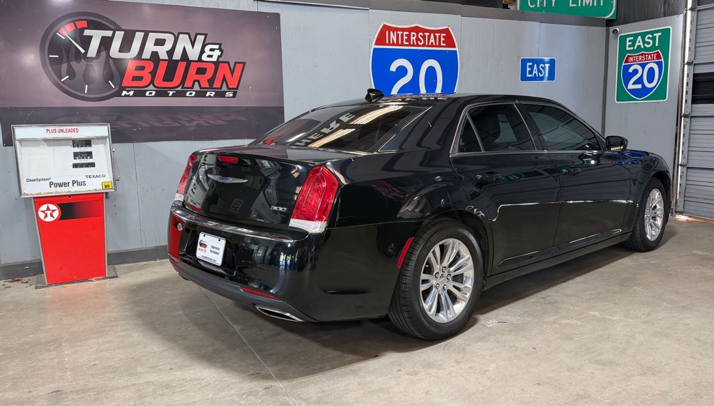 Photo 4 of this CHRYSLER 300