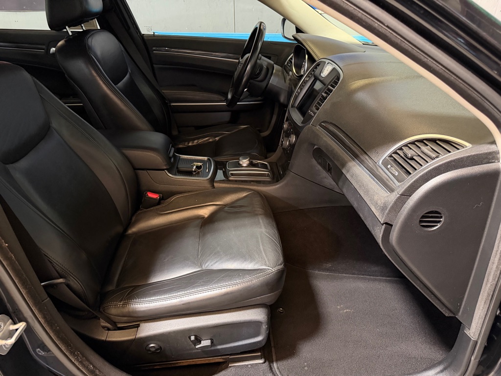 Photo 17 of this CHRYSLER 300