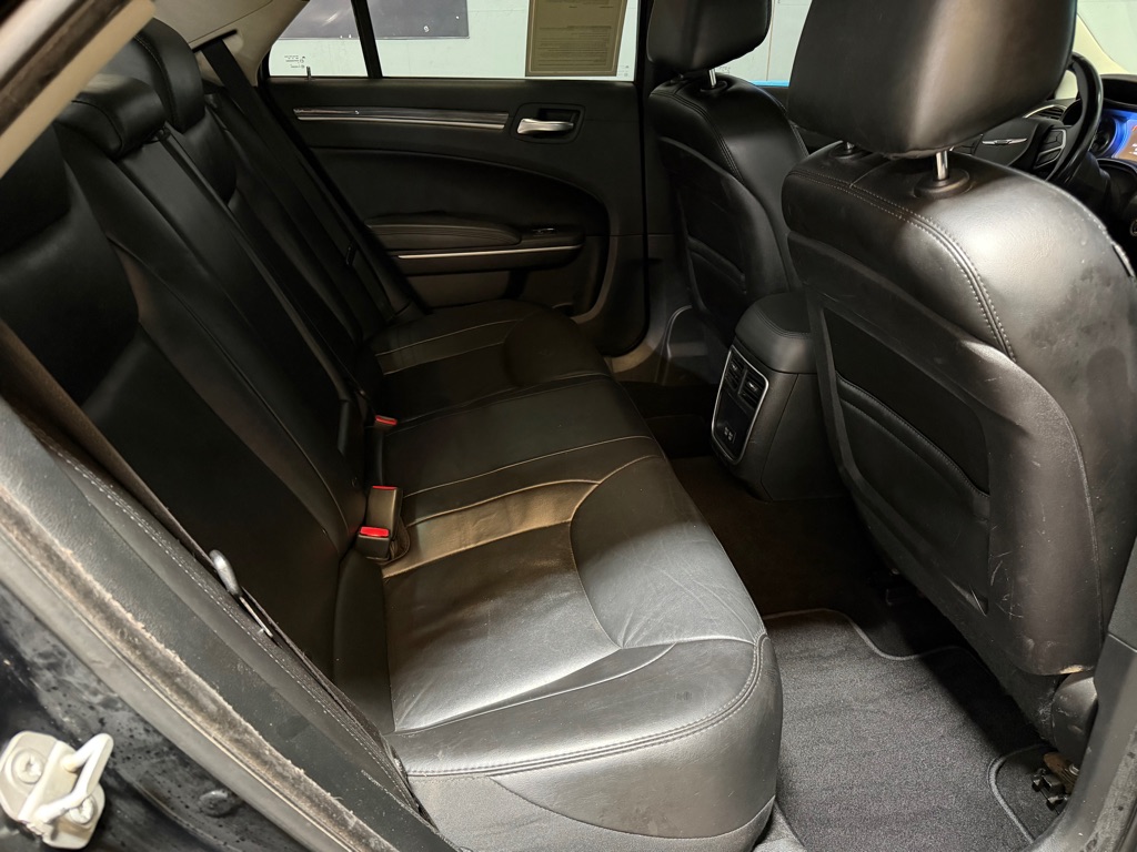 Photo 19 of this CHRYSLER 300