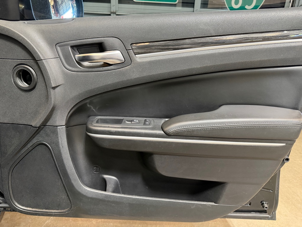 Photo 16 of this CHRYSLER 300