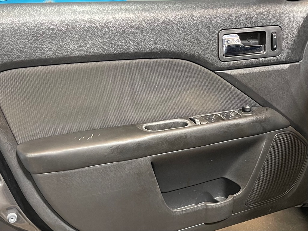 Photo 9 of this FORD FUSION