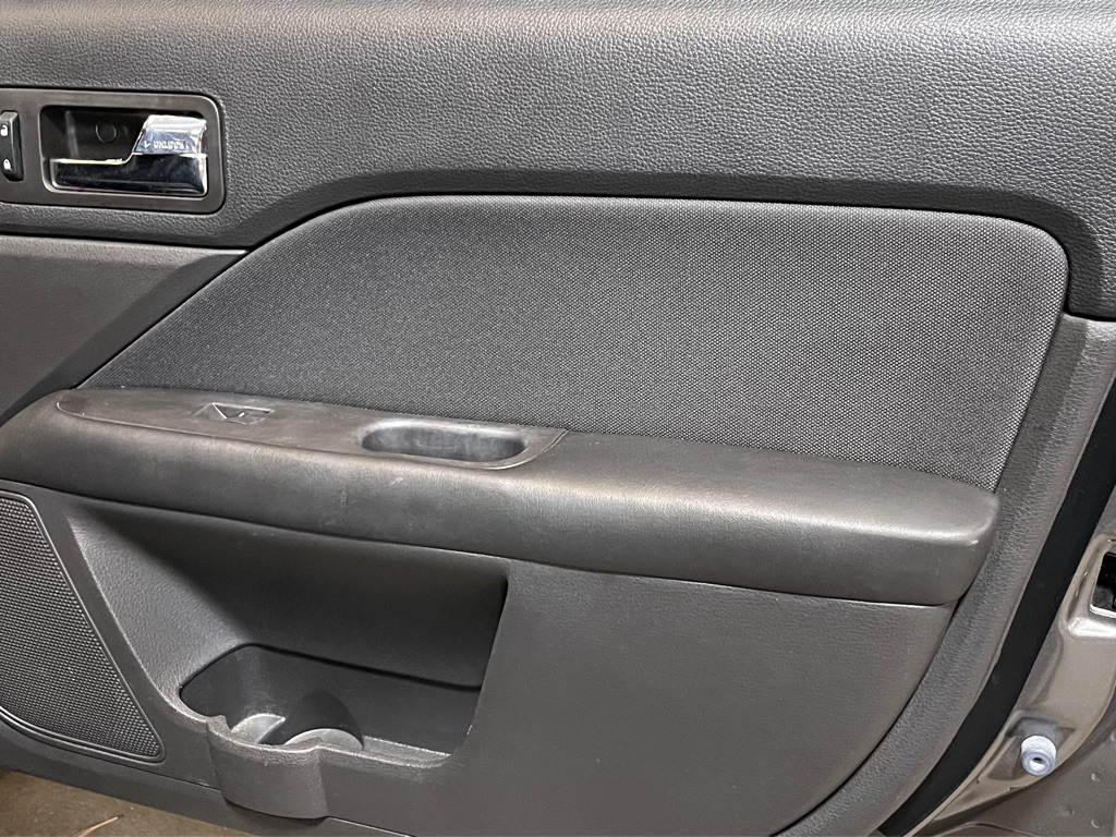 Photo 16 of this FORD FUSION