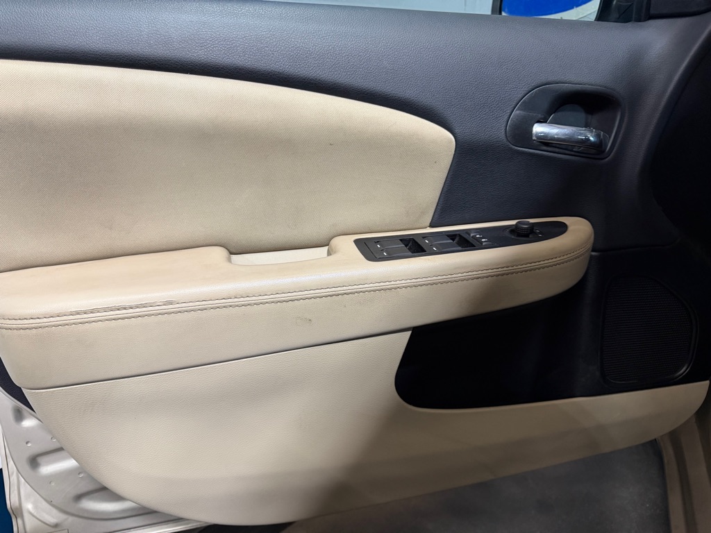 Photo 9 of this CHRYSLER 200