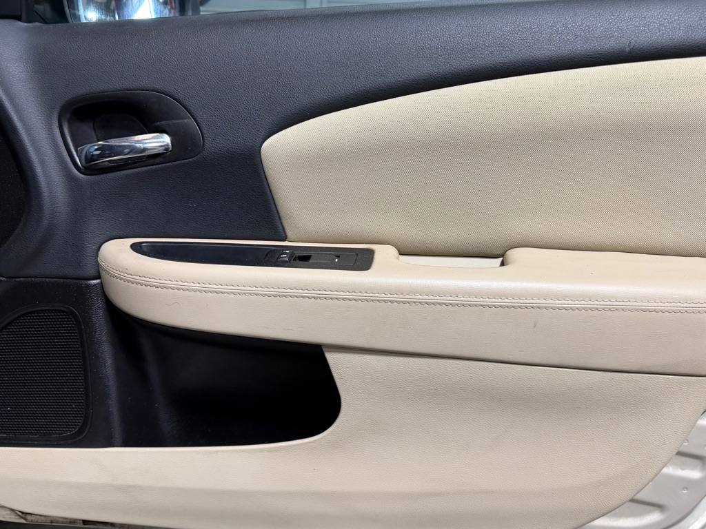 Photo 16 of this CHRYSLER 200