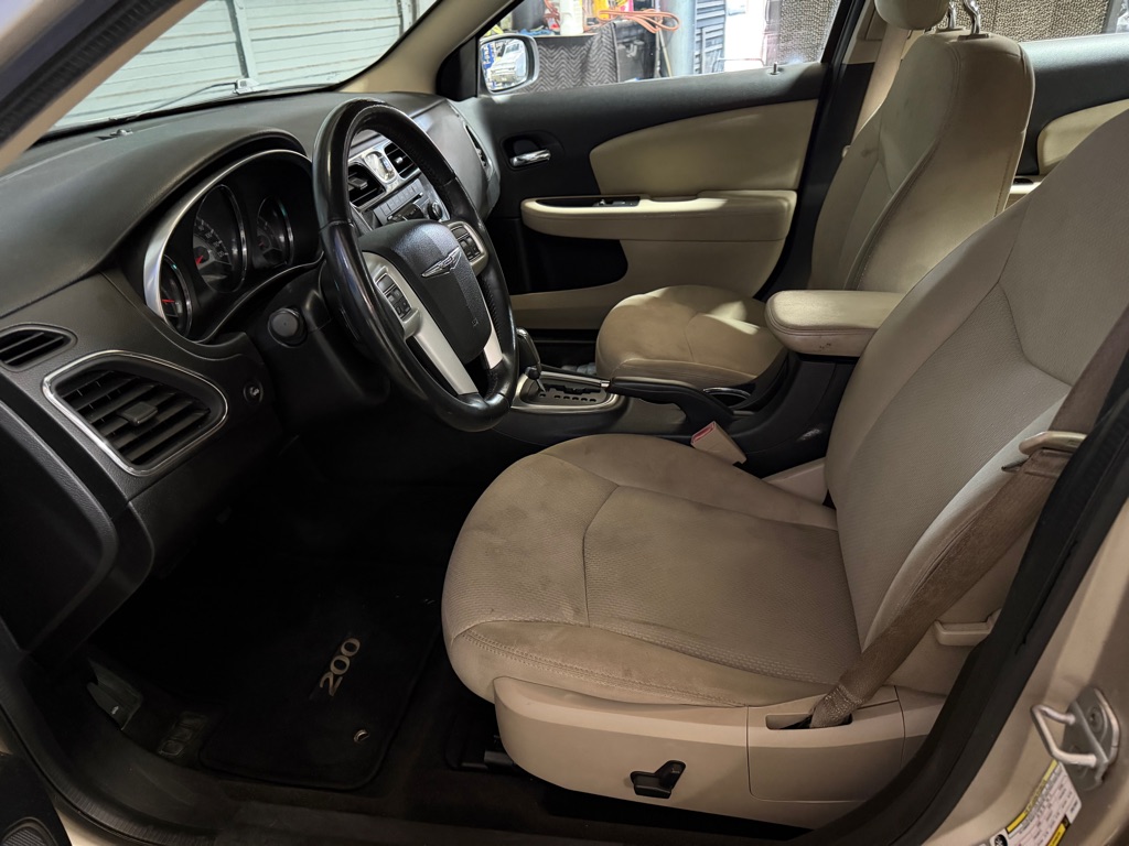 Photo 10 of this CHRYSLER 200