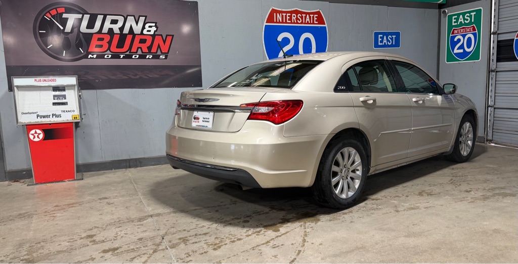 Photo 4 of this CHRYSLER 200