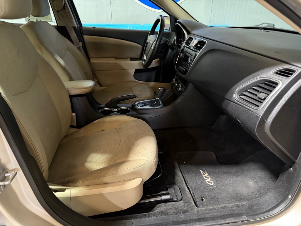 Photo 17 of this CHRYSLER 200